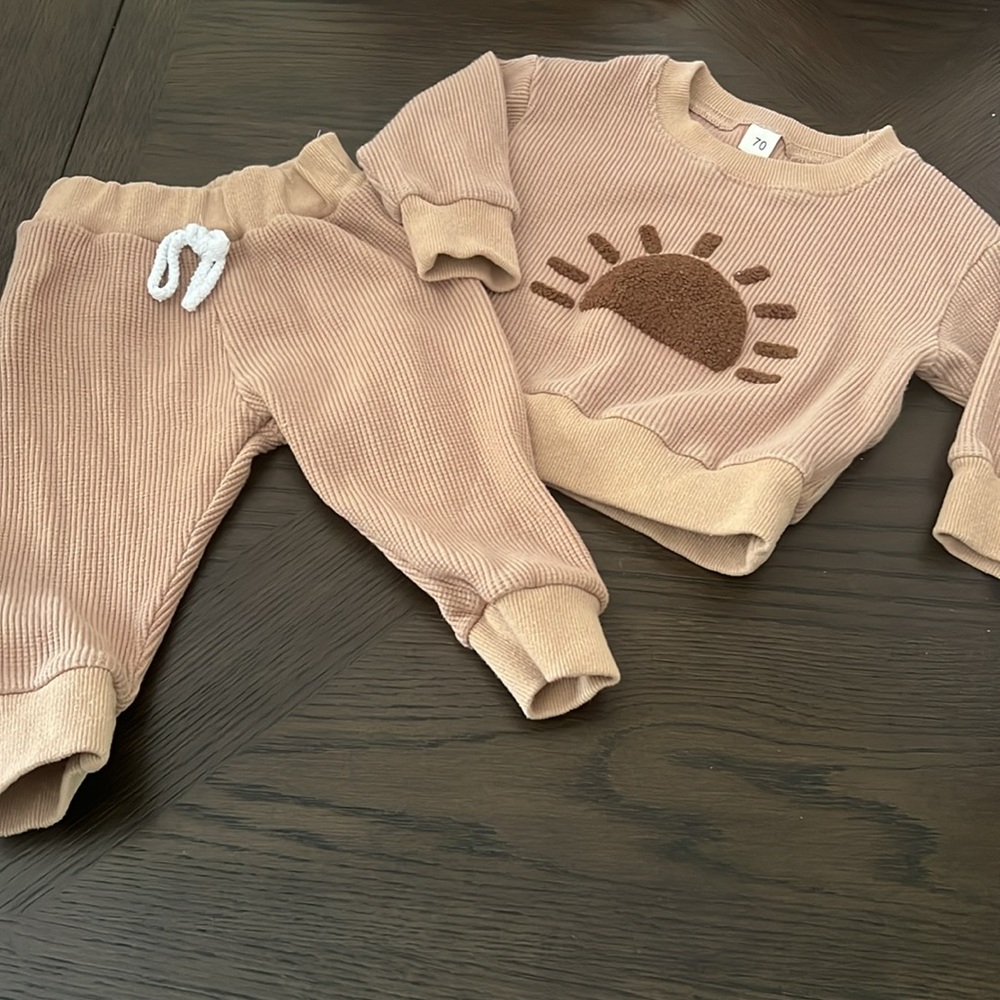 (#5) 9 Baby items, makes 7 outfits. Size 6-12 months.